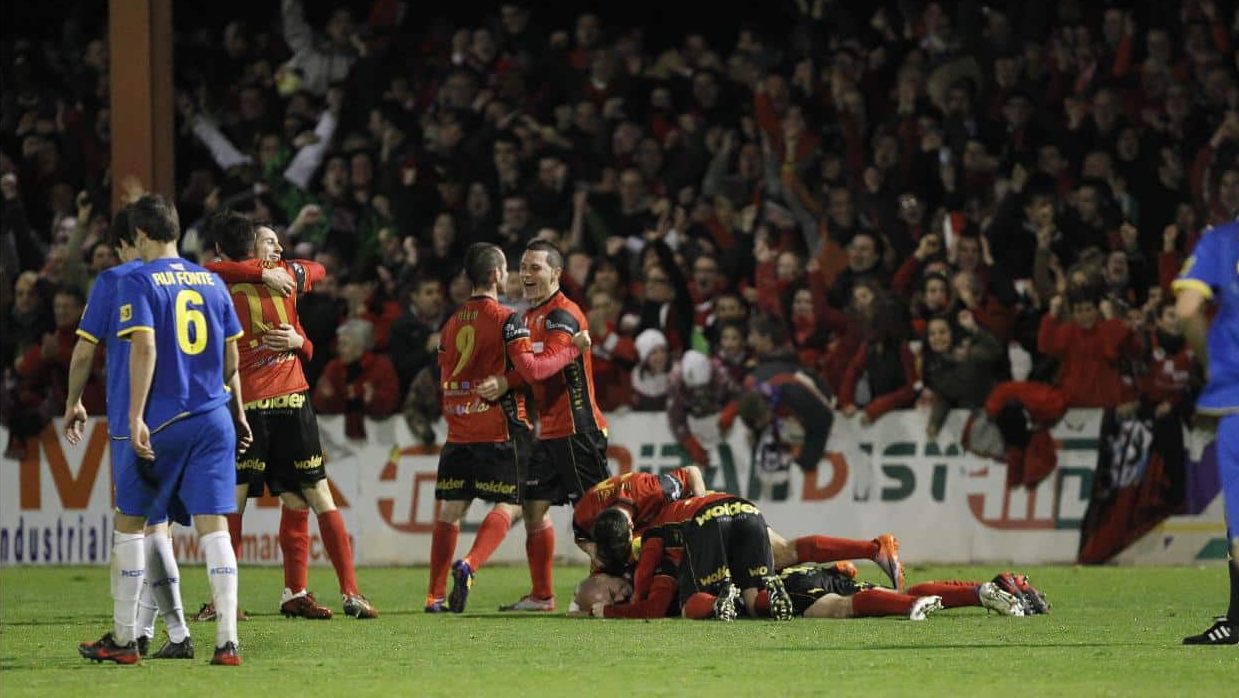 Los jugadores del CD Mirandés celebran la victoria contra el Espanyol en los cuartos de final de la Copa del Rey 2011-12