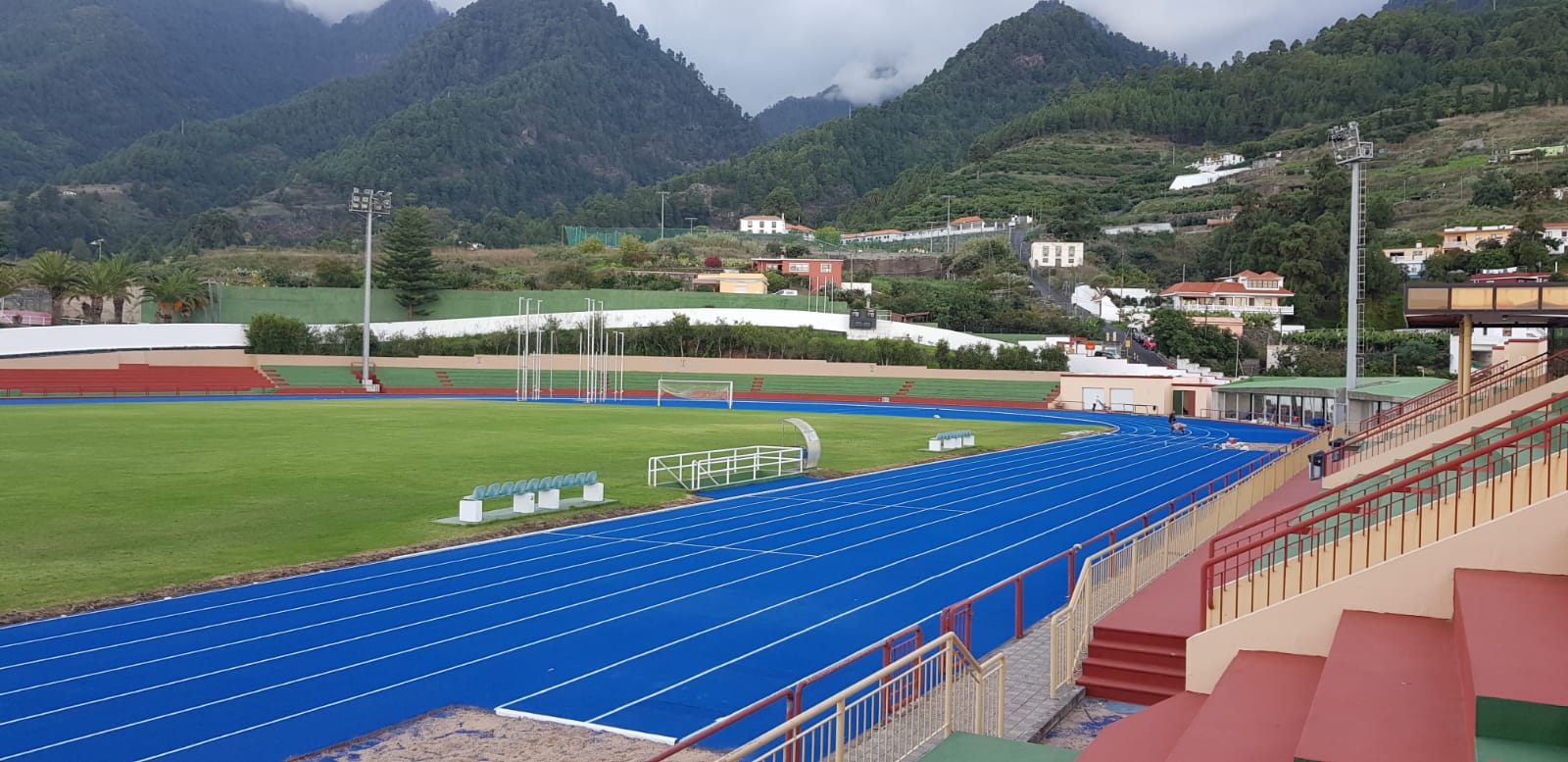 Josu Uribe: "No vamos a darle ninguna facilidad al Espanyol" 2 Pista de Atletismo de la Ciudad Deportiva de Miraflores Retopping Azul 2