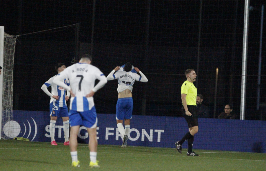 Jugadores del espanyol B se lamentan partido Terrassa segunda RFEF