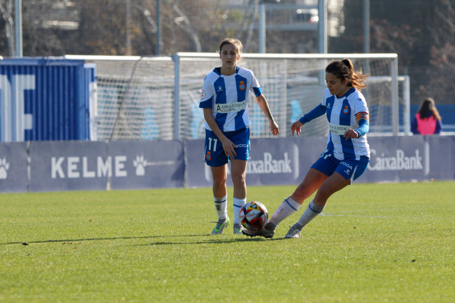 ¡Líderes! El Espanyol Femenino vence al Alba Fundación Fem con los goles de Carol Marín y Aina (2-0) 2 carol marin golpeo pelota alba fundacion fem primera rfef iberdrola jornada 15