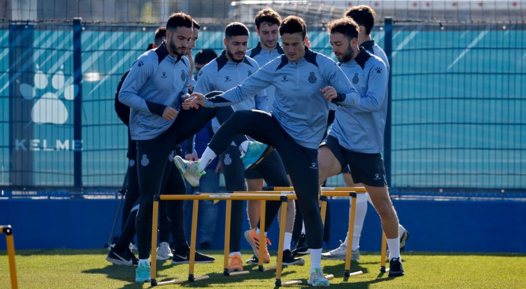 La ausencia por sanción de Omar El Hilali en Valladolid puede dar una última oportunidad en el Espanyol a Óscar Gil 2 entreno eldense espanyol salvi sanchez oscar gil