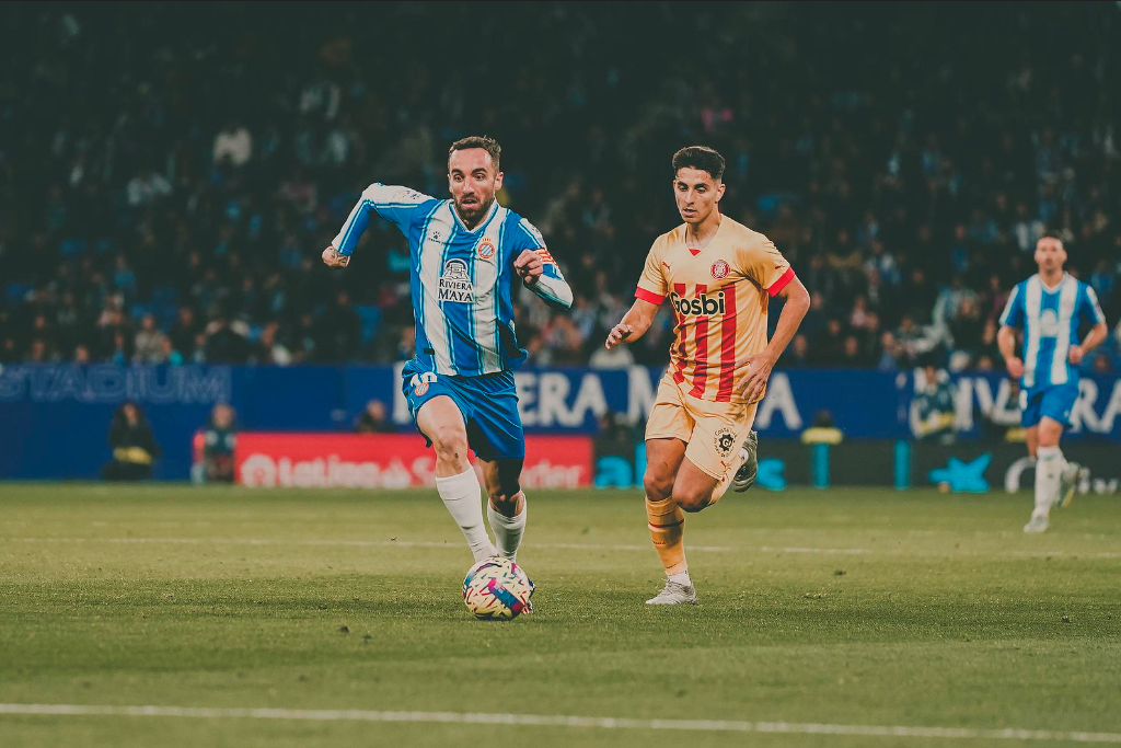 Sergi Darder en una salida de pelota ante un jugador del Girona