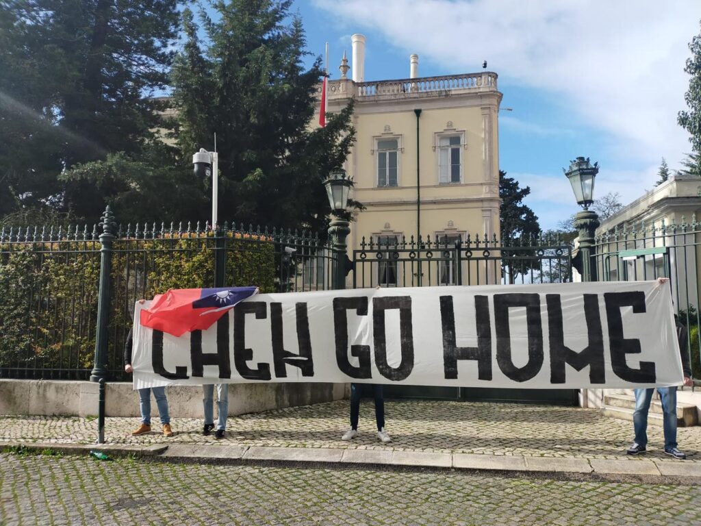 La Curva internacionaliza el "Chen go home" 2 chen go home 2