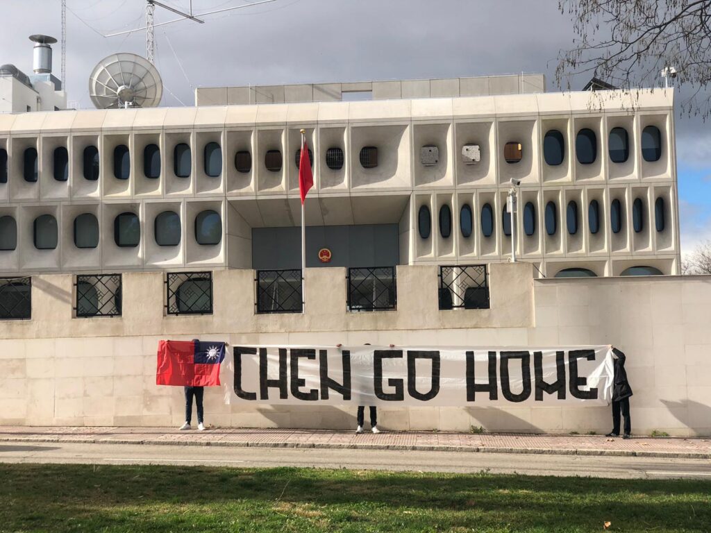 La Curva internacionaliza el "Chen go home" 3 chen go home 3