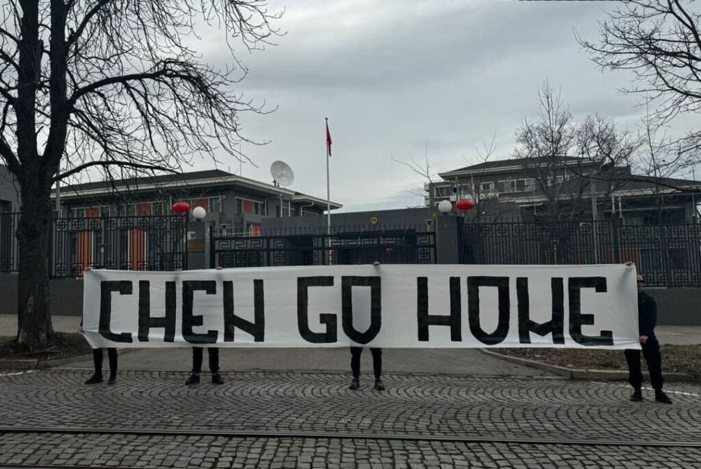 La Curva internacionaliza el "Chen go home" 4 chen go home 4