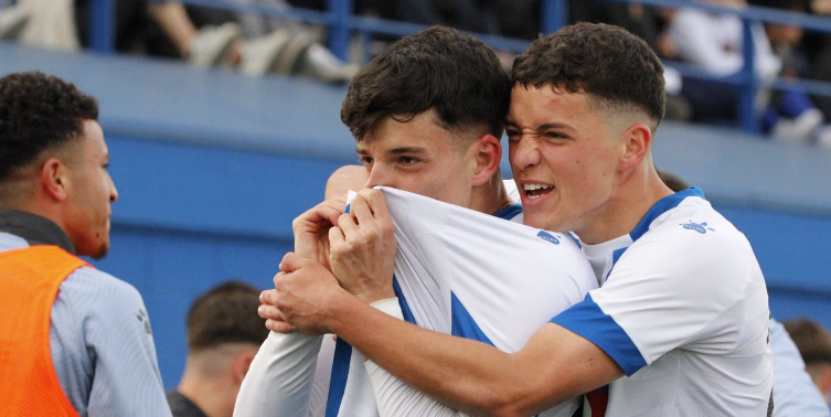 ferran gomez se besa el escudo espanyol juvenil a real betis copa del rey