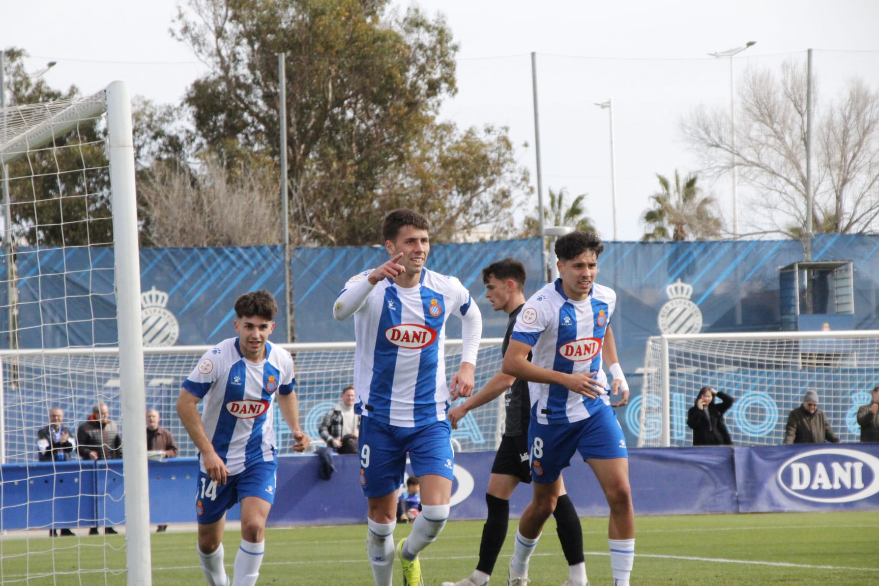 gaston valles celebra un gol espanyol filial penya deportiva