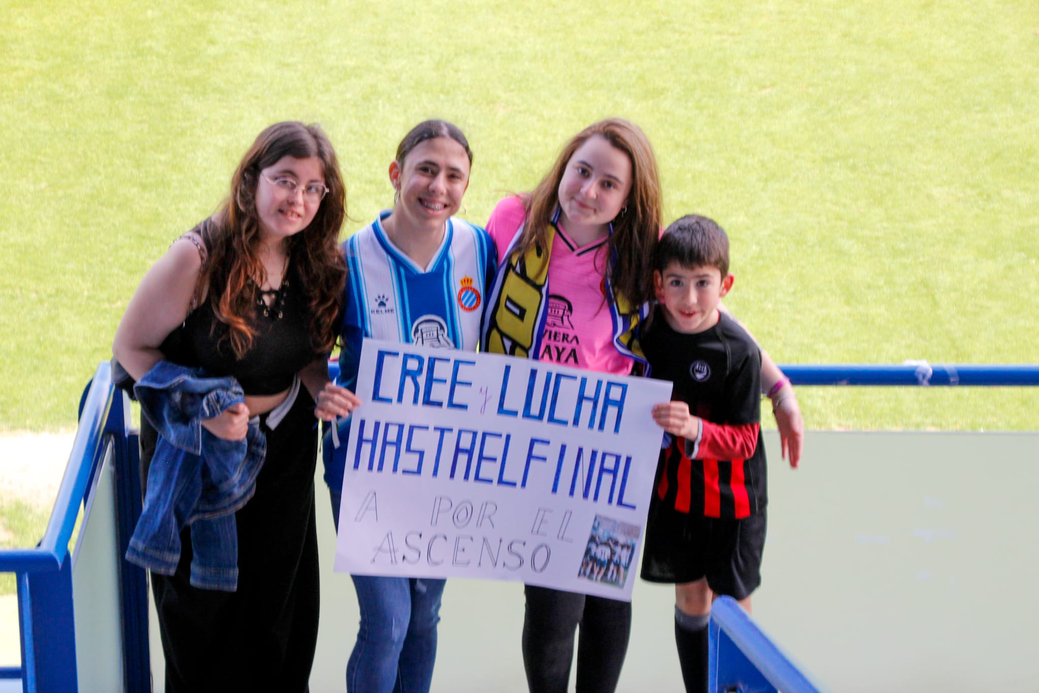 CRÓNICA | El Espanyol Femenino cae ante el AEM Fem y ya empieza a mirar al playoff (0-2) 3 aficion espanyol femenino aem fem