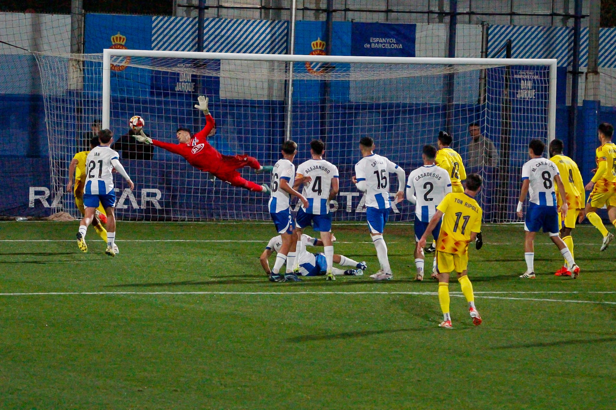 iker venteo salvando una pelota espanyol b lleida esportiu jornada 26