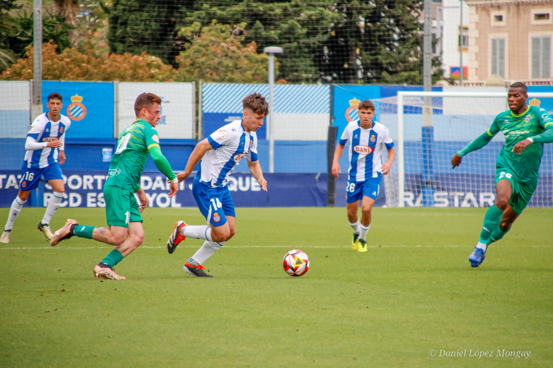 ANÁLISIS | El Espanyol B logra certificar la permanencia en 2ª RFEF a falta de una jornada 1 Javi Hernandez en una conduccion de pelota