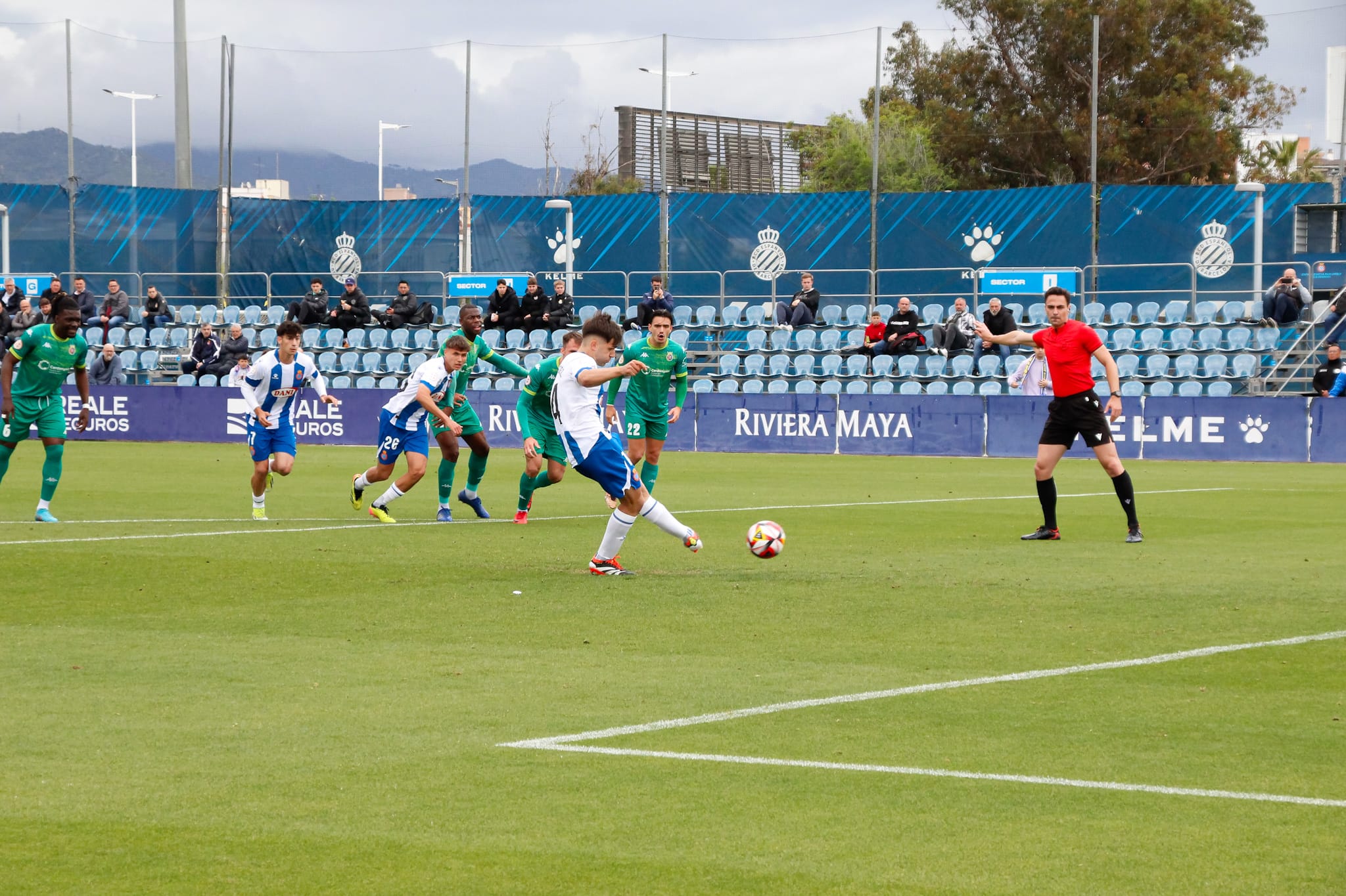 CRÓNICA | El Espanyol B gana contra el Cerdanyola FC y certifica la permanencia (3-1) 1 Javi Hernandez penalti espanyol filial b cerdanyola