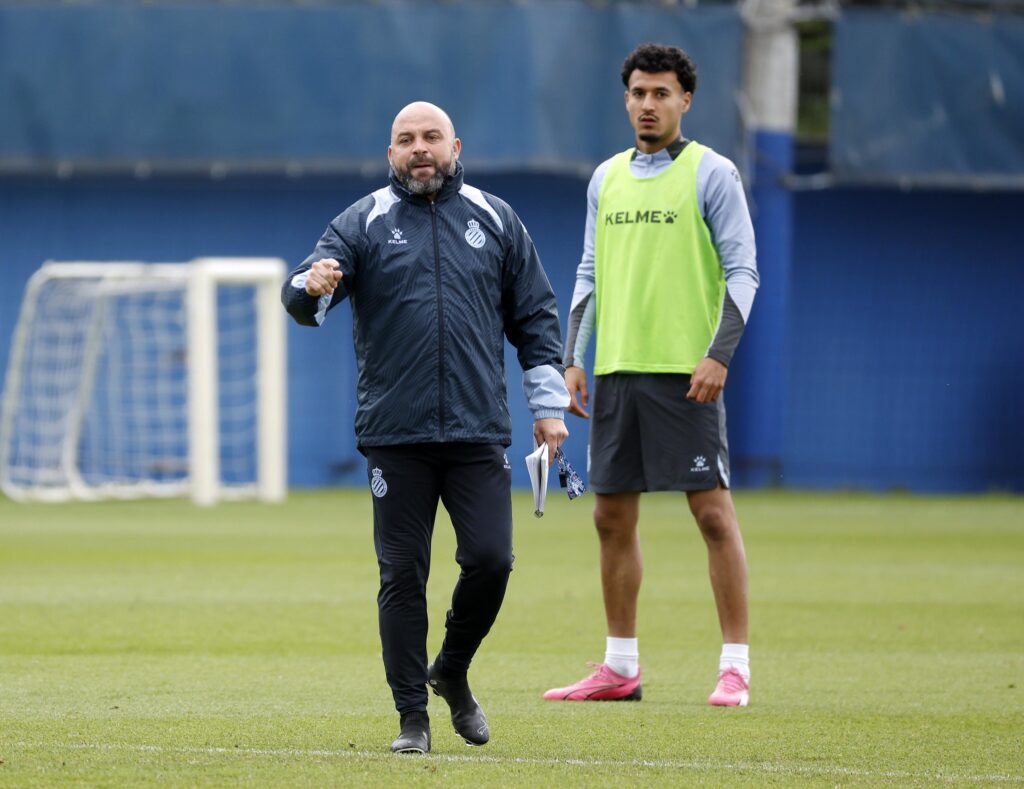 Manolo González: "Lo que nos toca hasta el final es apretar y correr como animales para poder sacar los partidos” 2 manolo gonzalez espanyol entrenamientpo 2