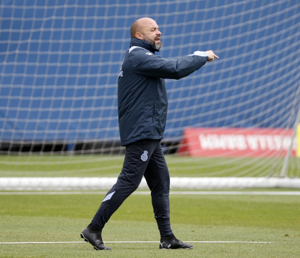 Manolo González: "Lo que nos toca hasta el final es apretar y correr como animales para poder sacar los partidos” 4 manolo gonzalez espanyol entrenamientpo 4