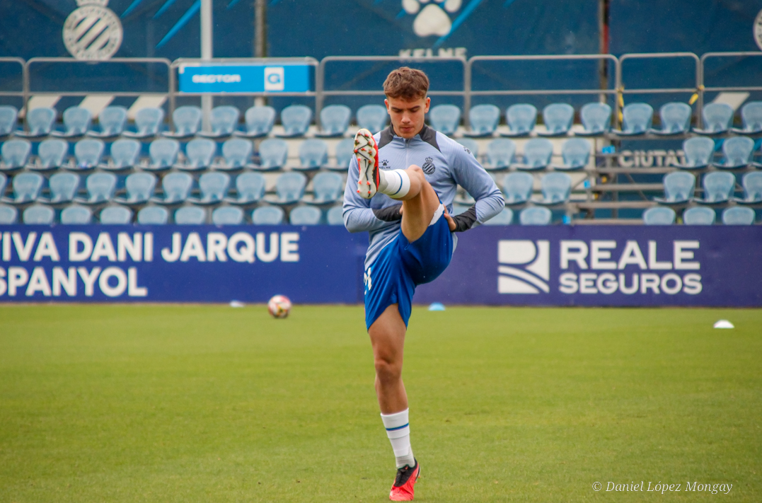 Ian Forns calentando en un partido del espanyol filial b