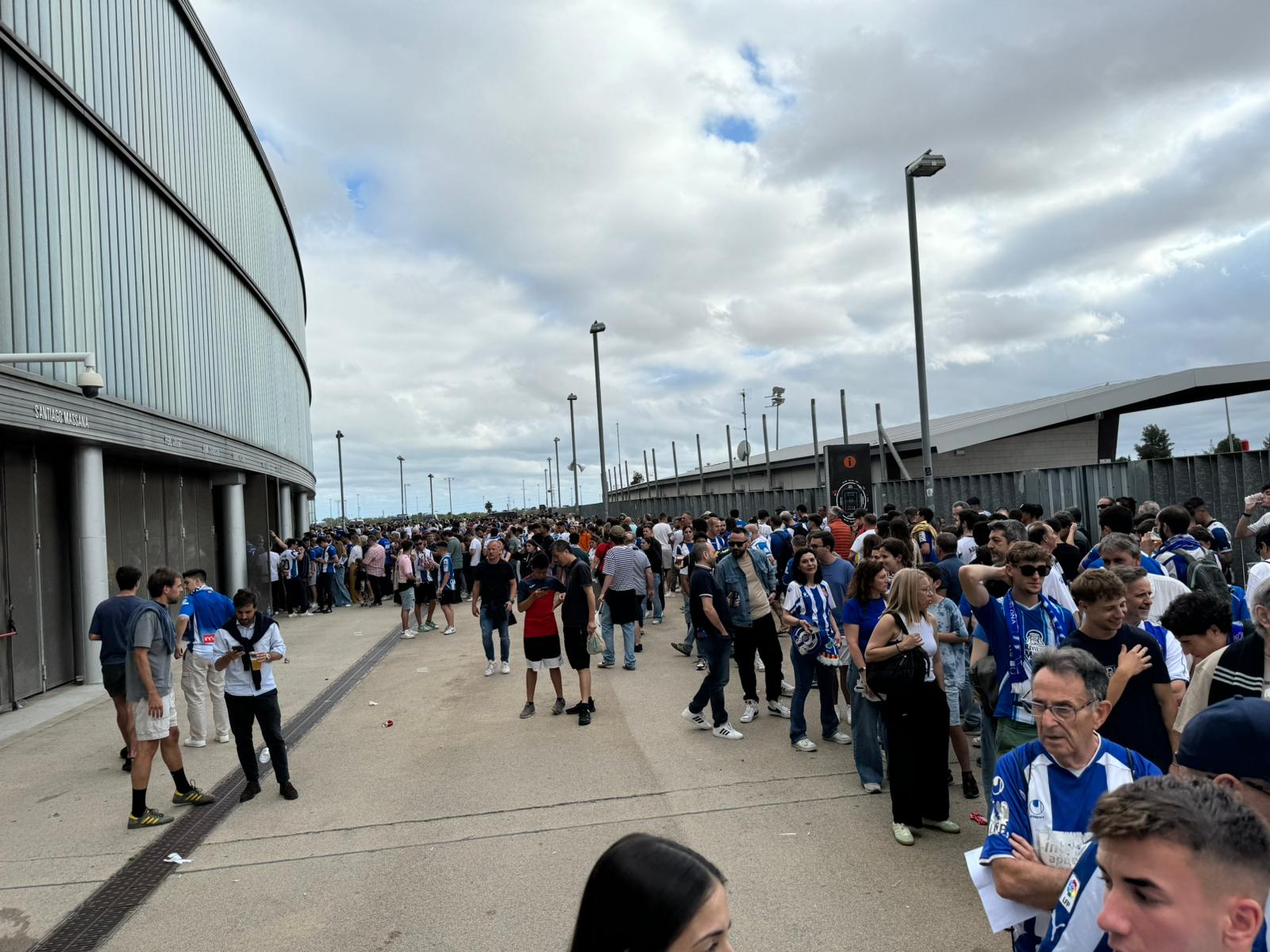 Largas colas y algunos incidentes en el exterior del estadio antes del Espanyol – Oviedo 1 colas estadio espanyol oviedo