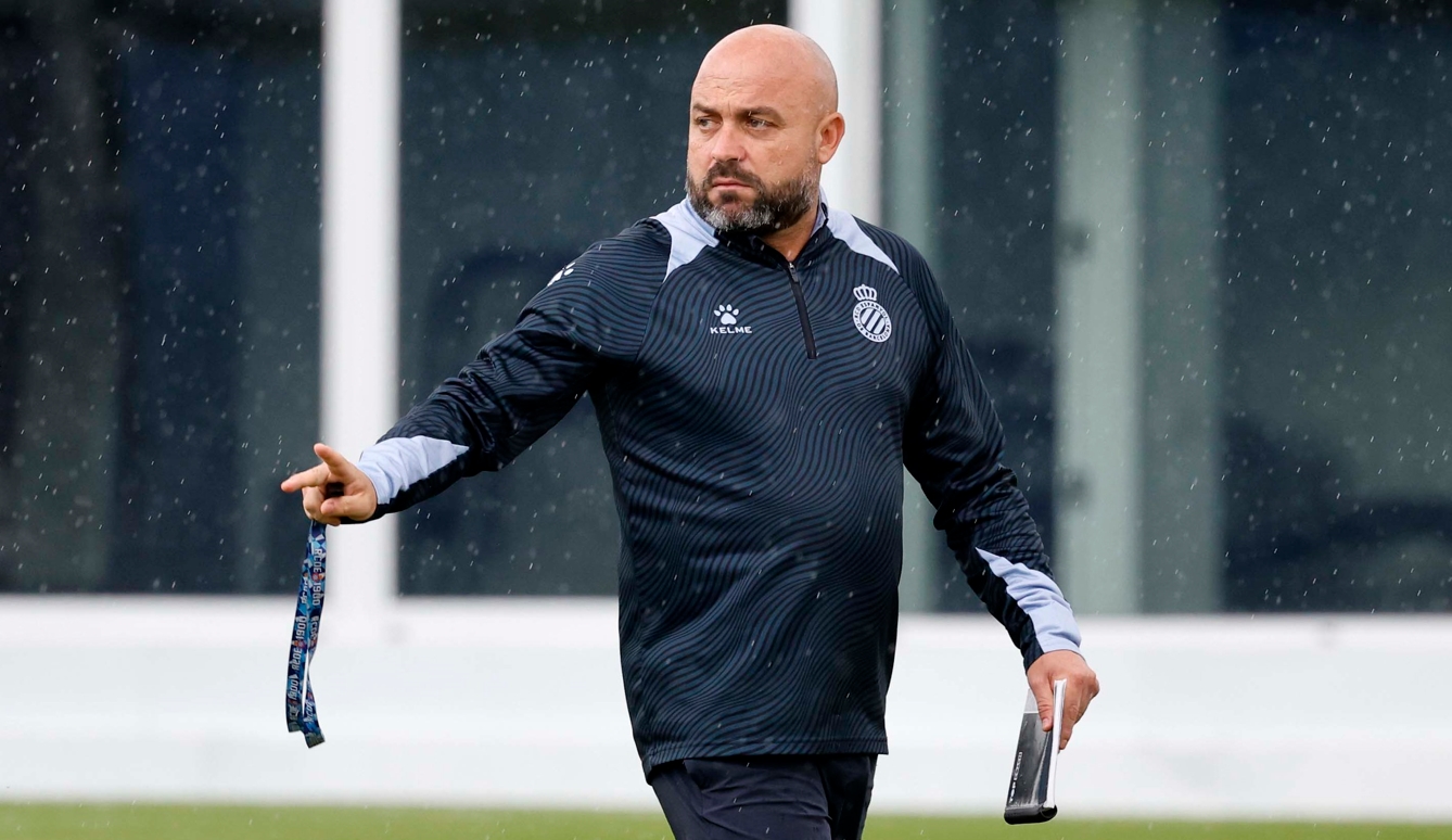 Mao Ye habla del futuro de Manolo González, Joselu, Braithwate y de Joan García, y sobre la posible venta del Espanyol, afirma: “En el futuro puede pasar de todo, pero ahora no” 2 manolo gonzalez espanyol 2 1