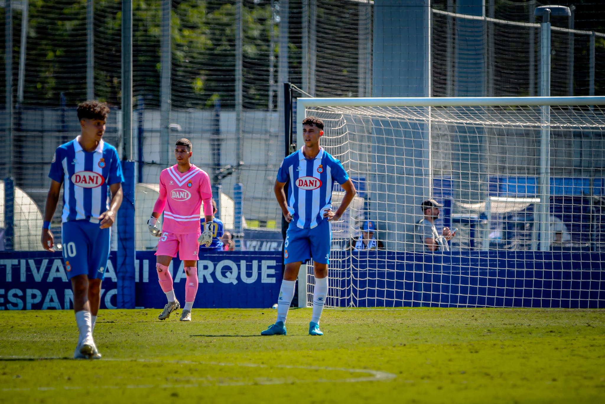Angel Gomez se lamenta de uno de los goles recibidos por parte del Elche Ilicitano