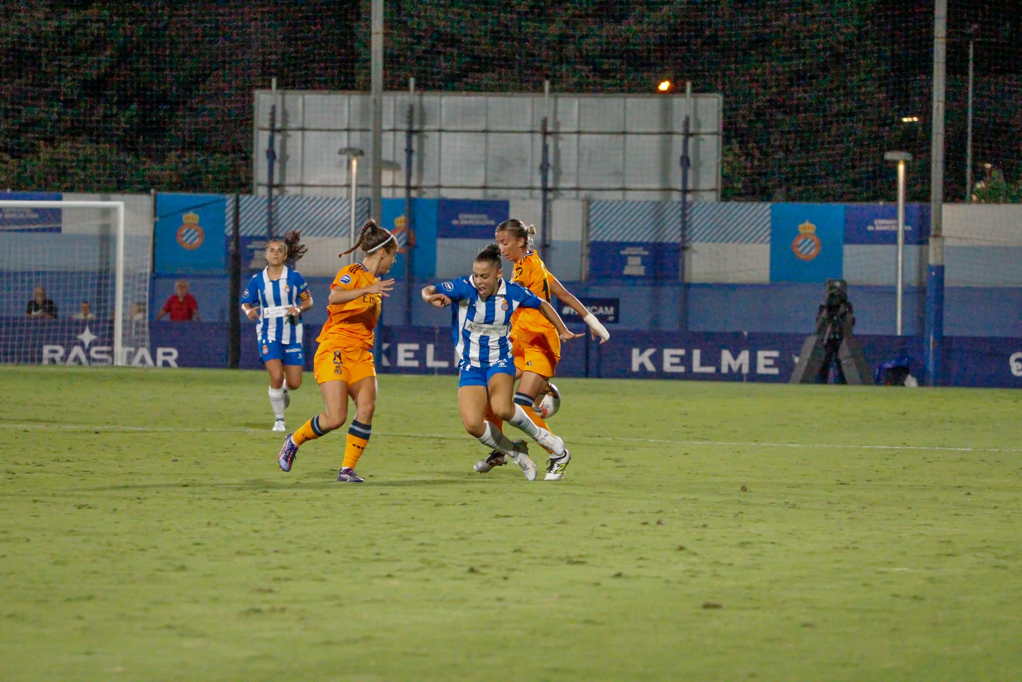 Iara Lacosta disputa una pelota