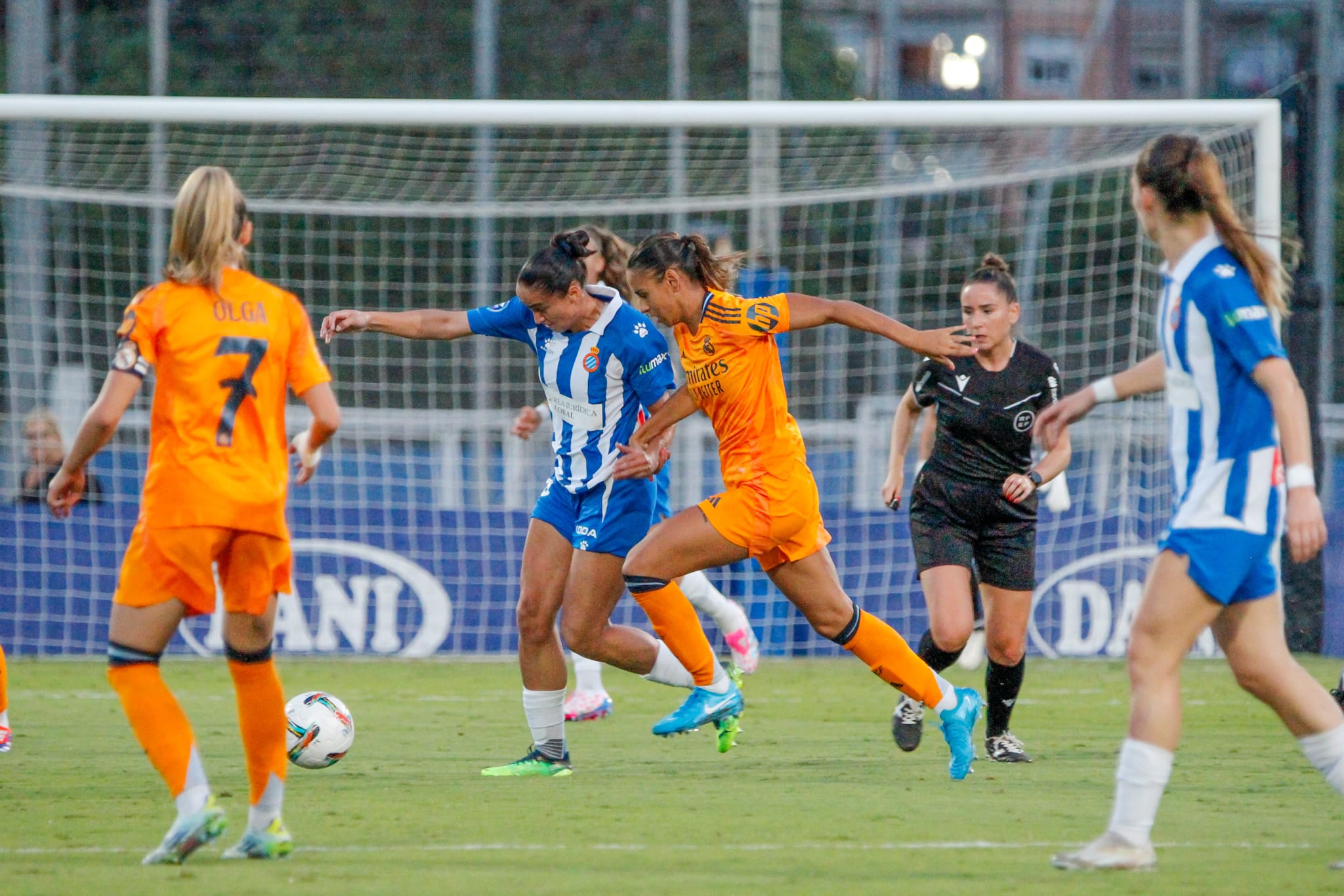 Lice Chamorro disputando una pelota