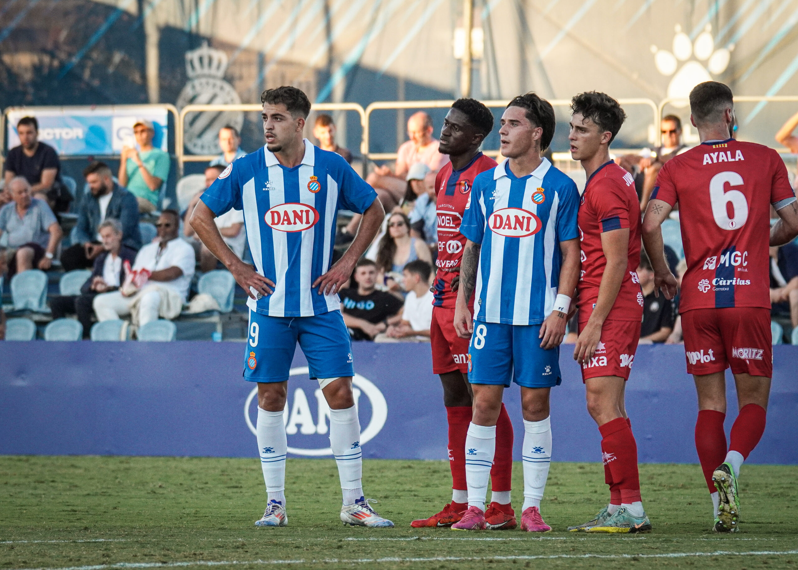 CRÓNICA | El Espanyol B suma sus primeros tres puntos ante la UE Olot (1-0) 2 Omar Sadik Victor Mingo espanyol b scaled