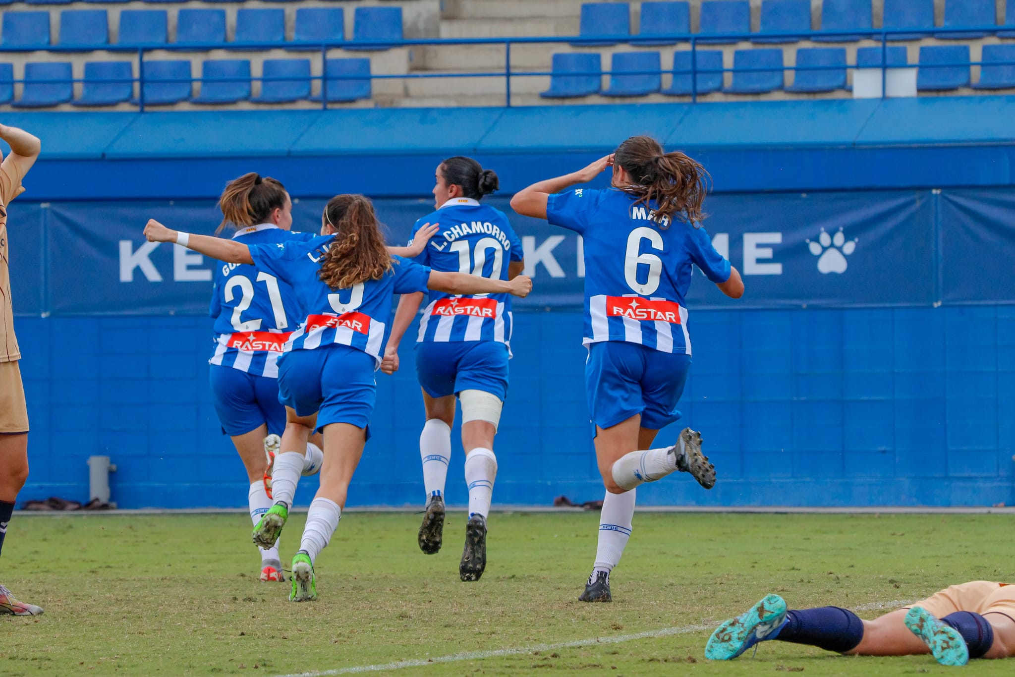 CRÓNICA | El Espanyol Femenino remonta el partido y consigue la primera victoria de la temporada en Liga F (2-1) 3 Lice Chamorro celebra el gol conseguido ante la SD Eibar