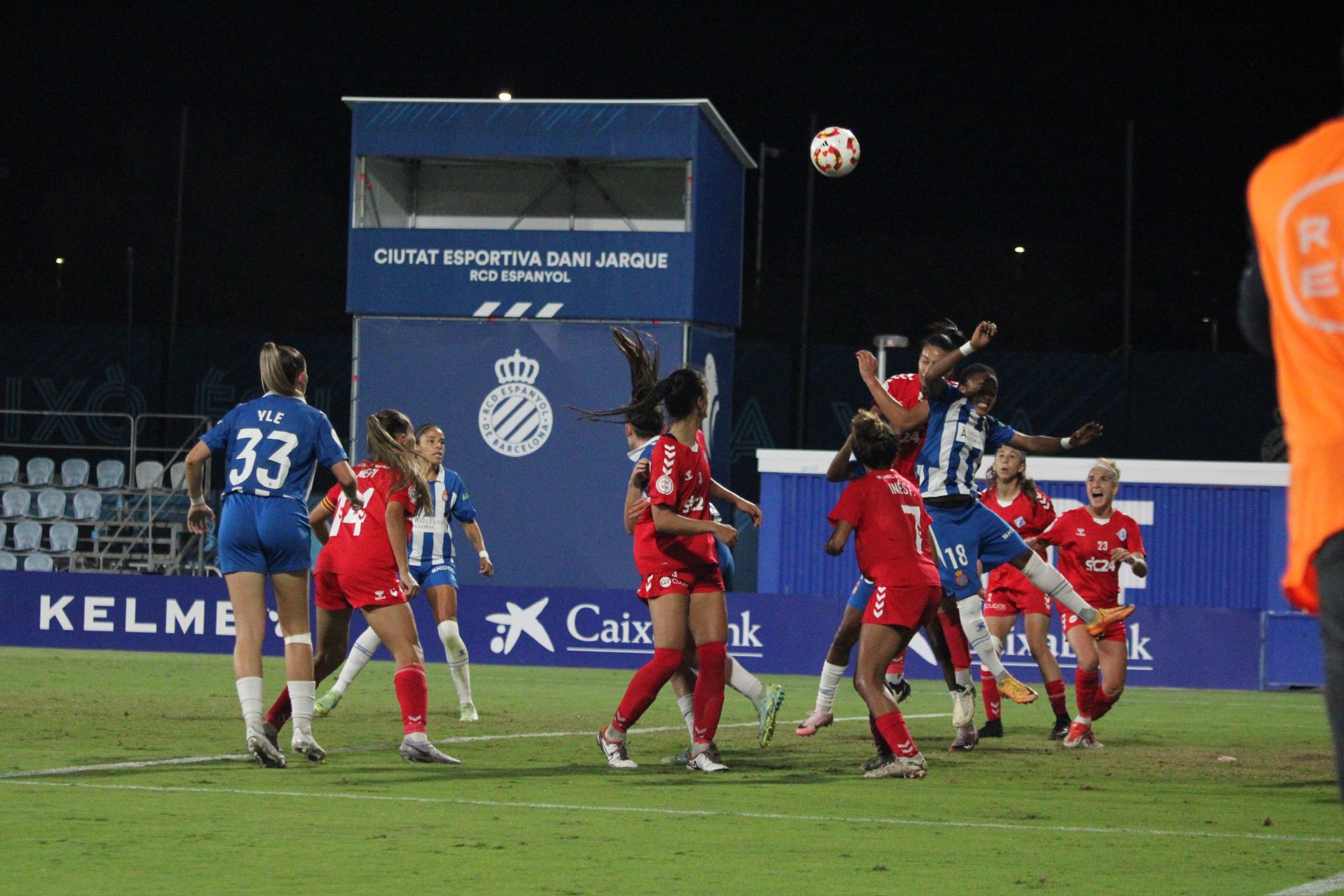 aem lucha un balon con el espanyol