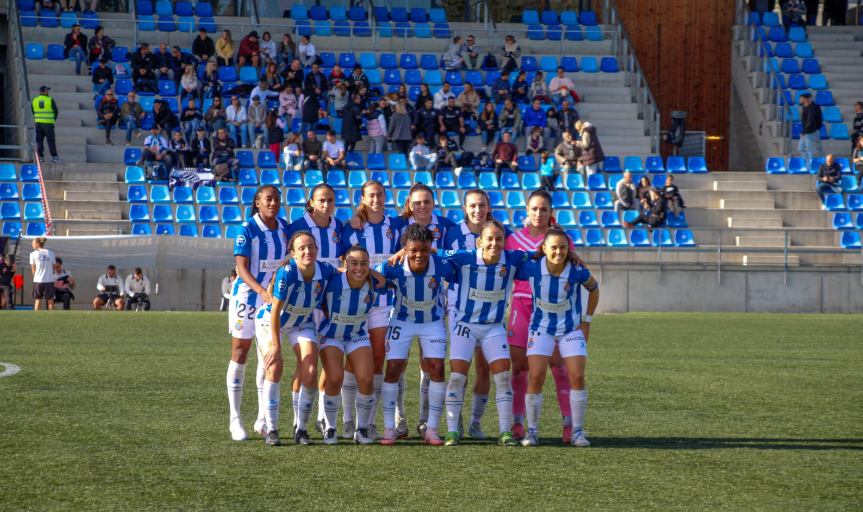 Fotografia del once inicial antes del partido ante el Levante Badalona
