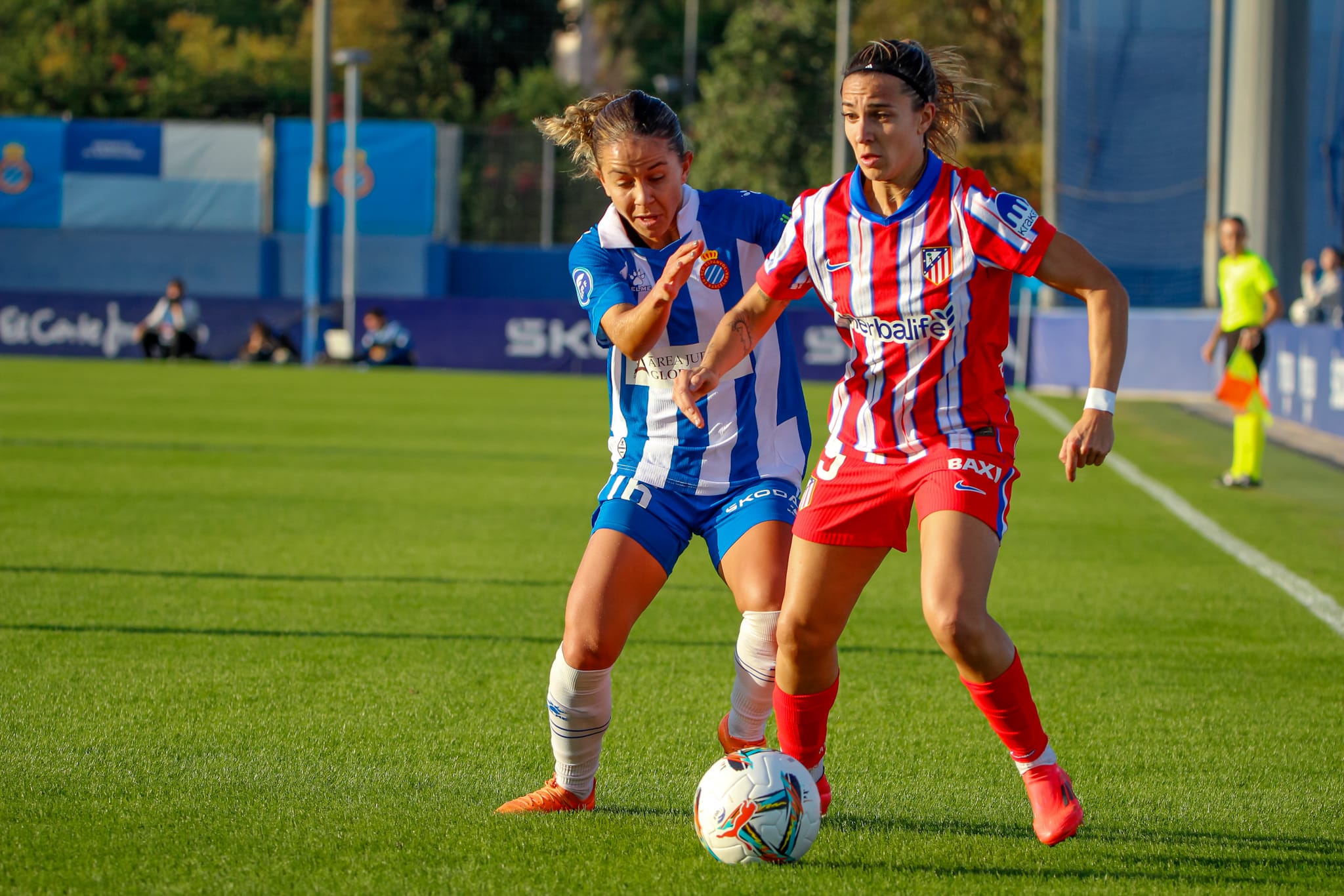 Paula Perea en disputa con una jugadora del Atletico de Madrid