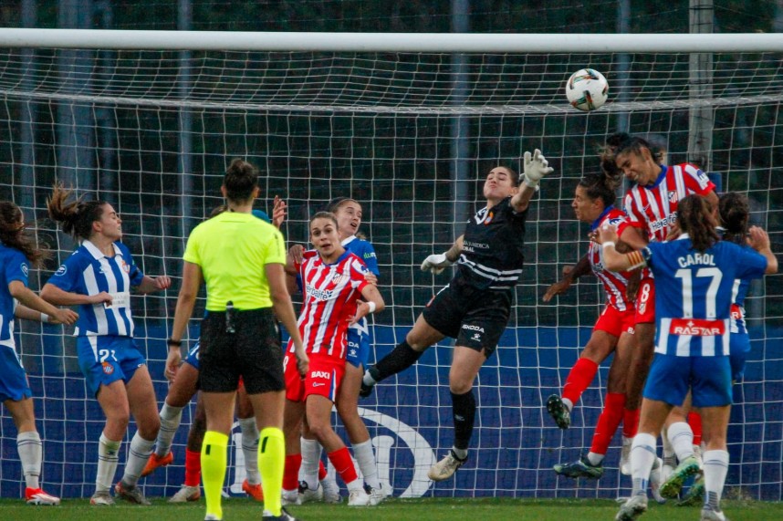 Romane Salvador sale a por una pelota ante el Atletico de Madrid