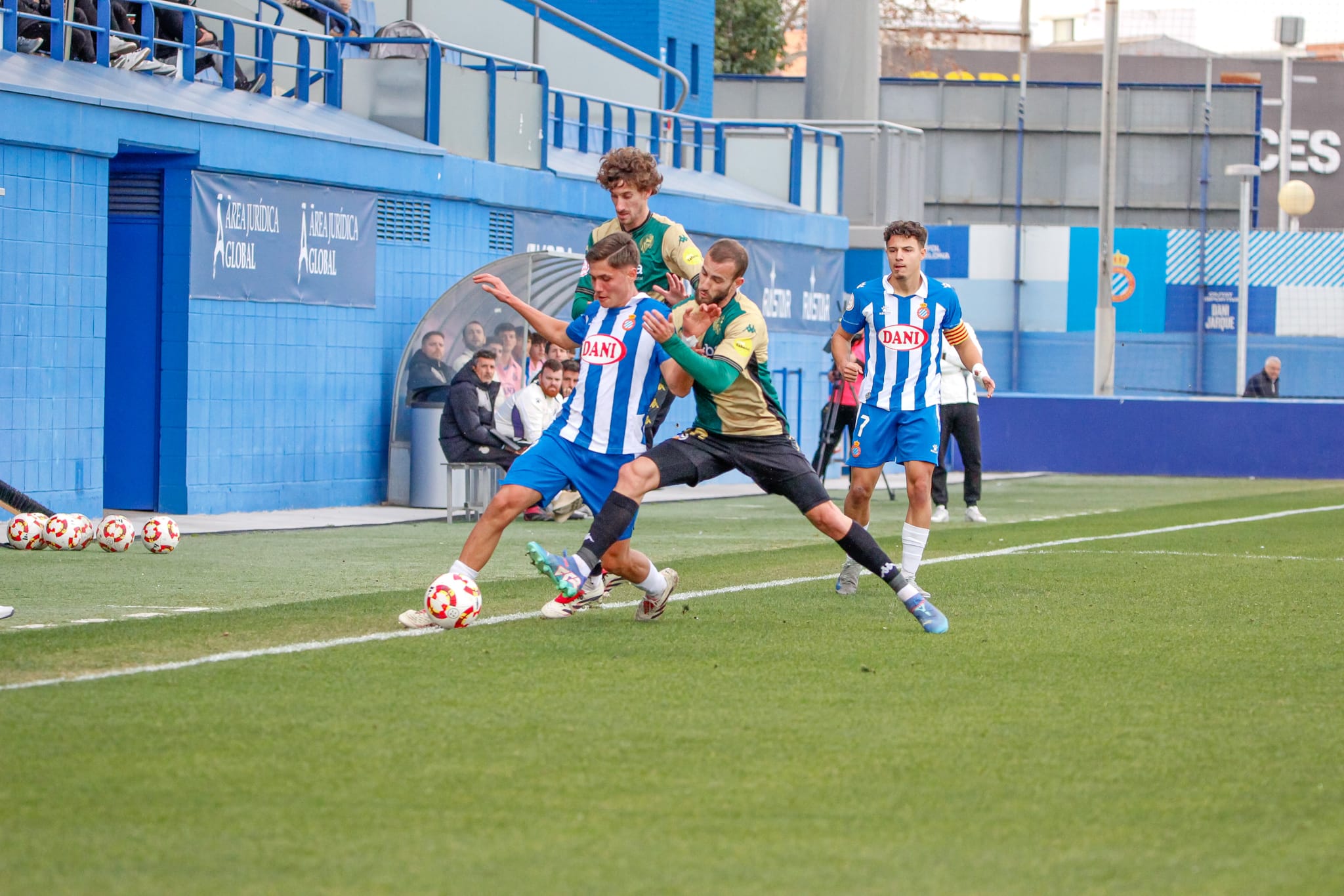 Rafa Bauza en una pugna de pelota contra jugadores del CE Sabadell