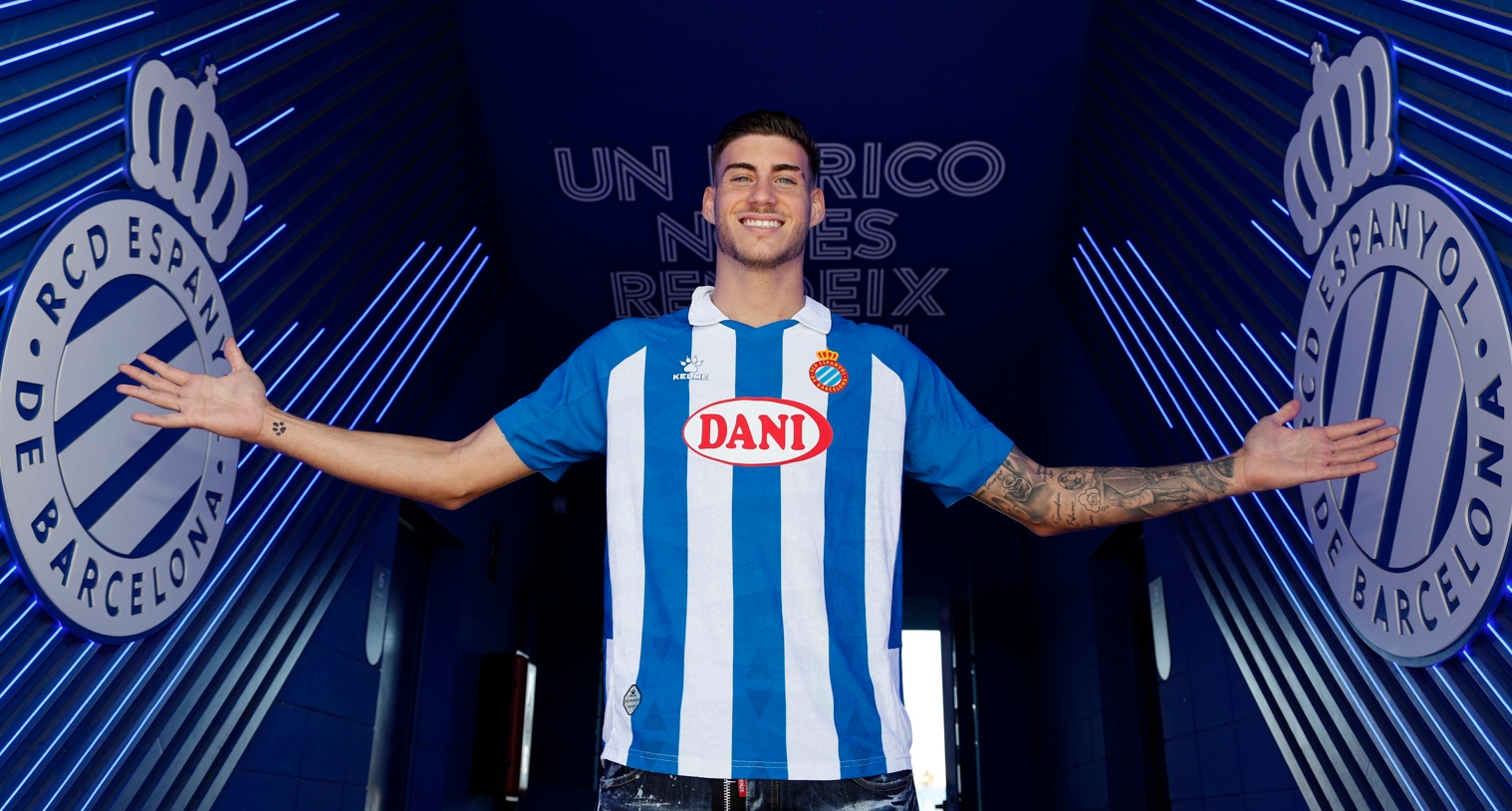 “Familia”: Roberto Fernández se rinde a la afición blanquiazul, ensalza a Manolo González y pone calma al buen momento del Espanyol; así responde a su test más personal 2 roberto fernandez oficial espanyol 2