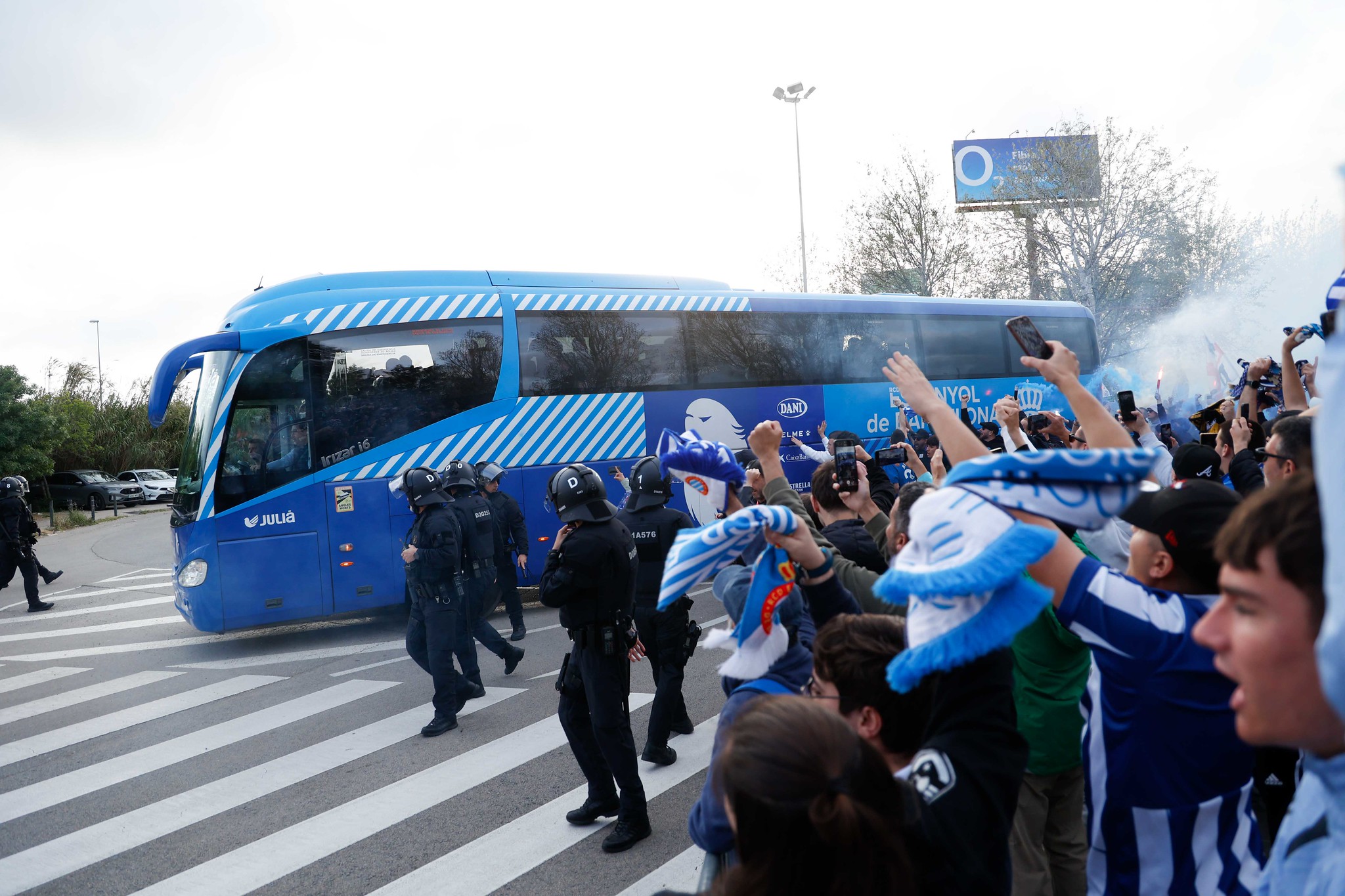 “Nos jugamos la vida”: la afición del Espanyol se vuelca con el equipo antes del duelo ante el Getafe 4 espanyol getafe autocar 1