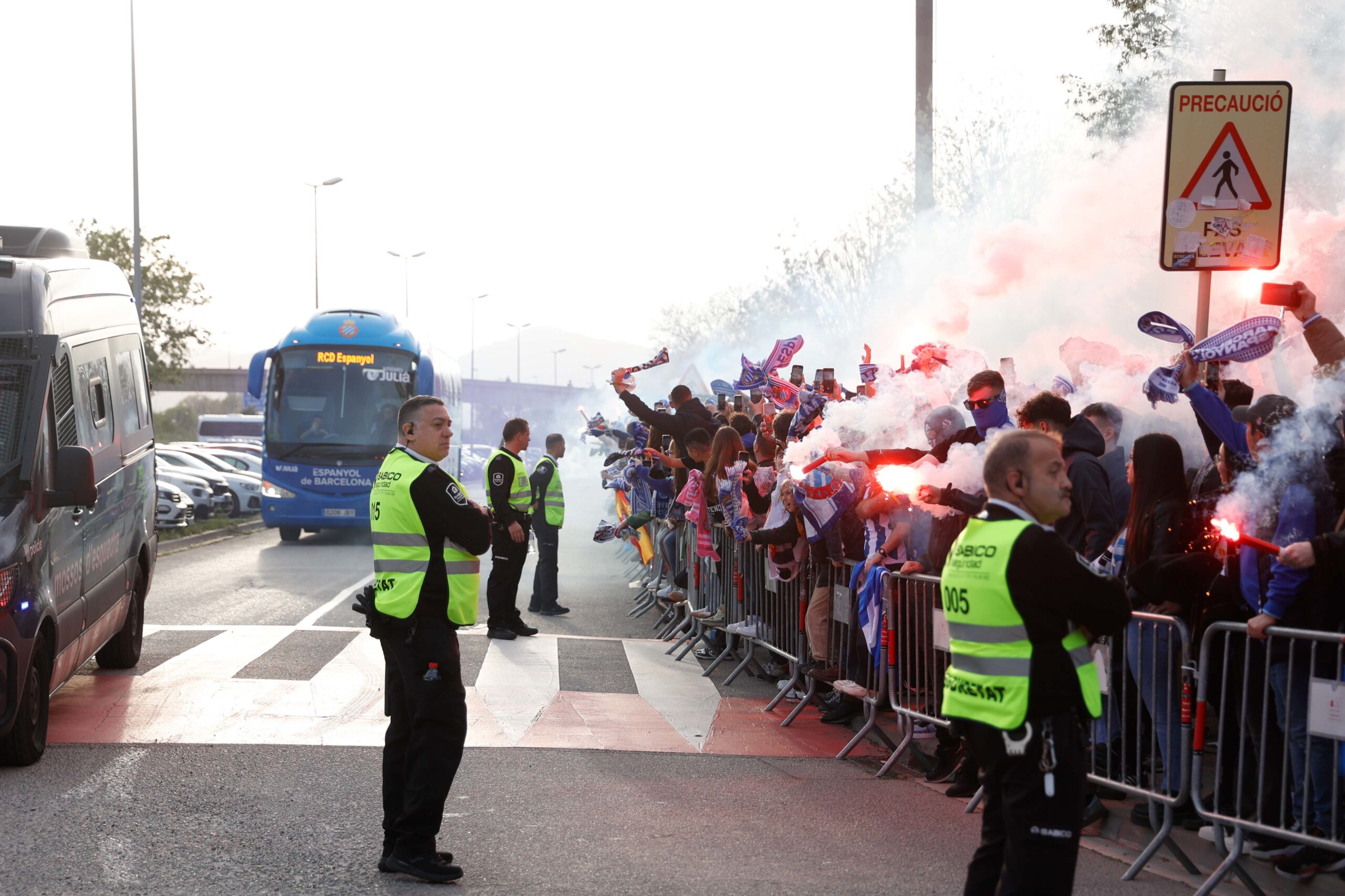 “Nos jugamos la vida”: la afición del Espanyol se vuelca con el equipo antes del duelo ante el Getafe 3 espanyol getafe autocar 3 scaled