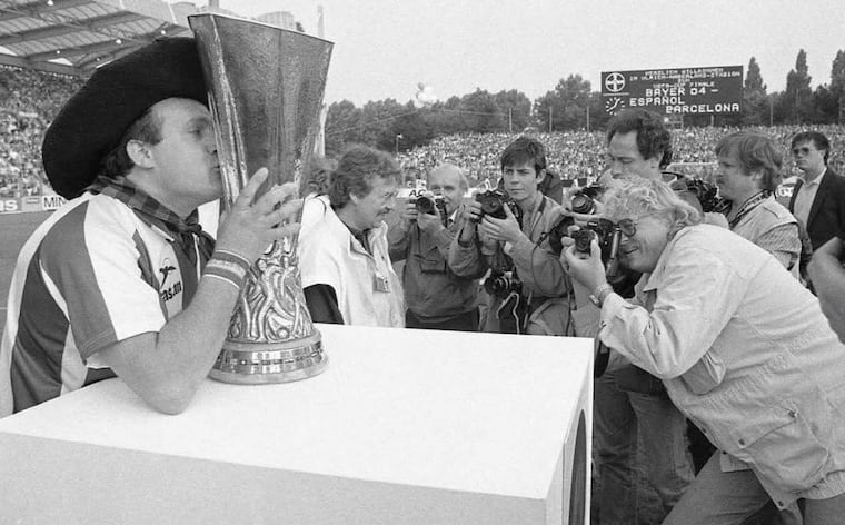 Manolo 'el del Bombo', el hincha de todos, también fue del Espanyol (y gafe) por un día 1 manolo el del bombo leverkusen espanyol