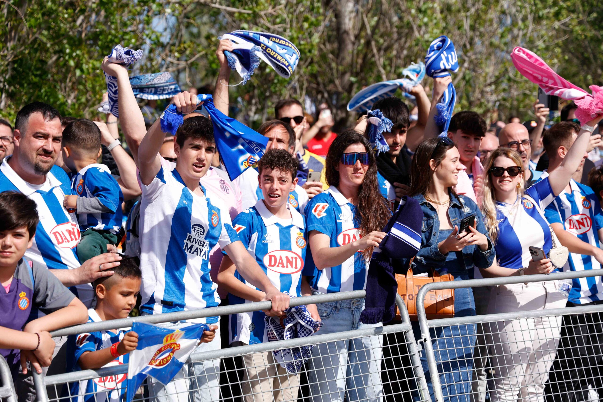 recibimiento autocar espanyol betis 2 scaled