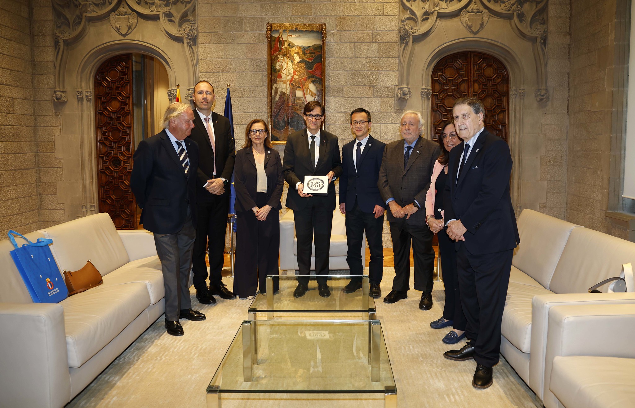 Un perico en el Palau: el Espanyol celebra su 125 aniversario con Salvador Illa, socio blanquiazul y president de la Generalitat 5 visita generalitat 1