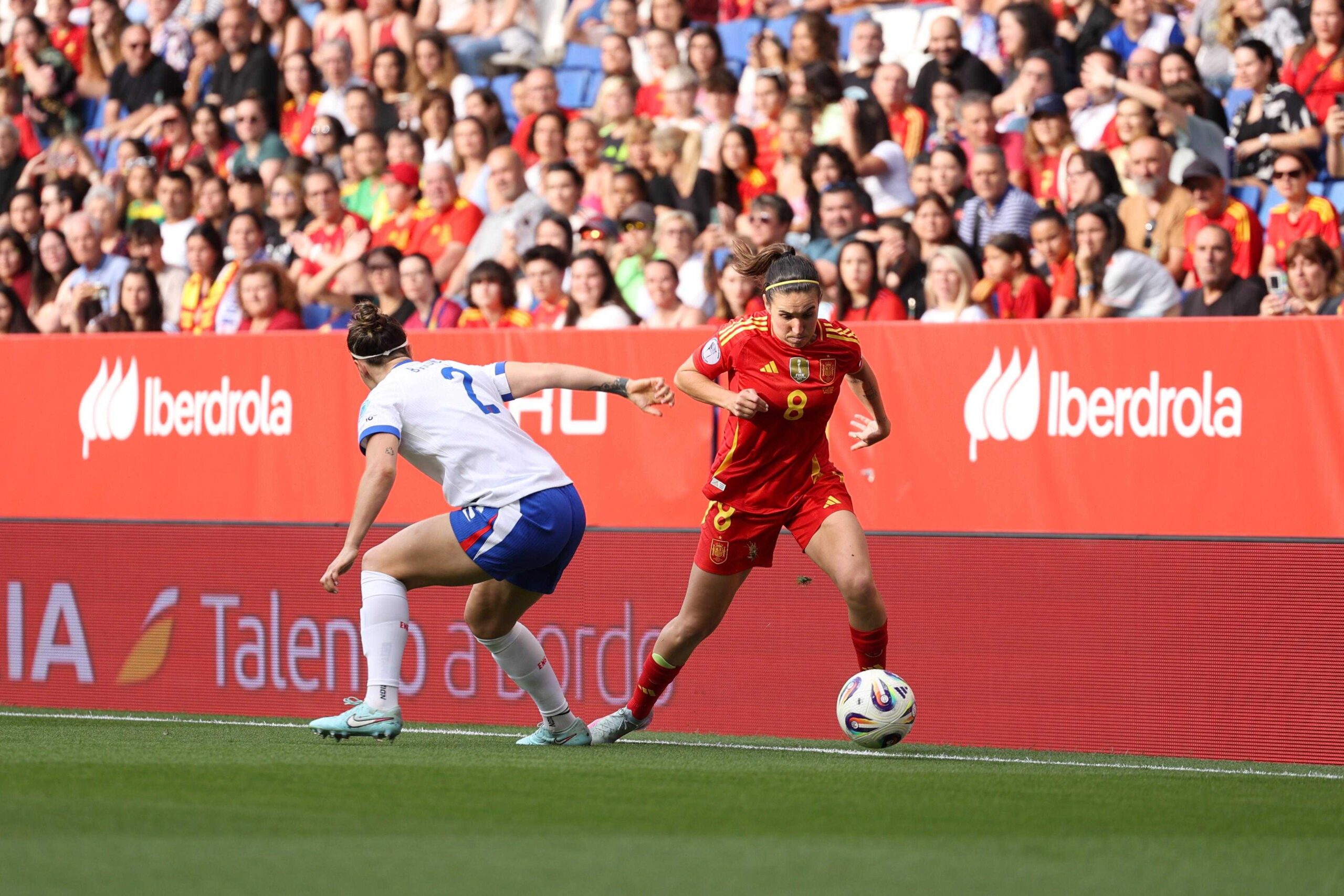 Pinchazo inesperado en el RCDE Stadium: el España – Inglaterra de fútbol femenino no llena ni de lejos las gradas 1 espana inglaterra femenino rcde stadium scaled