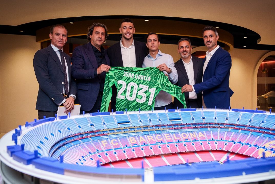 El fichaje de Joan García y las explicaciones de Deco: un modelo de actuación que siembra malestar 1 joan garcia firma fc barcelona 2