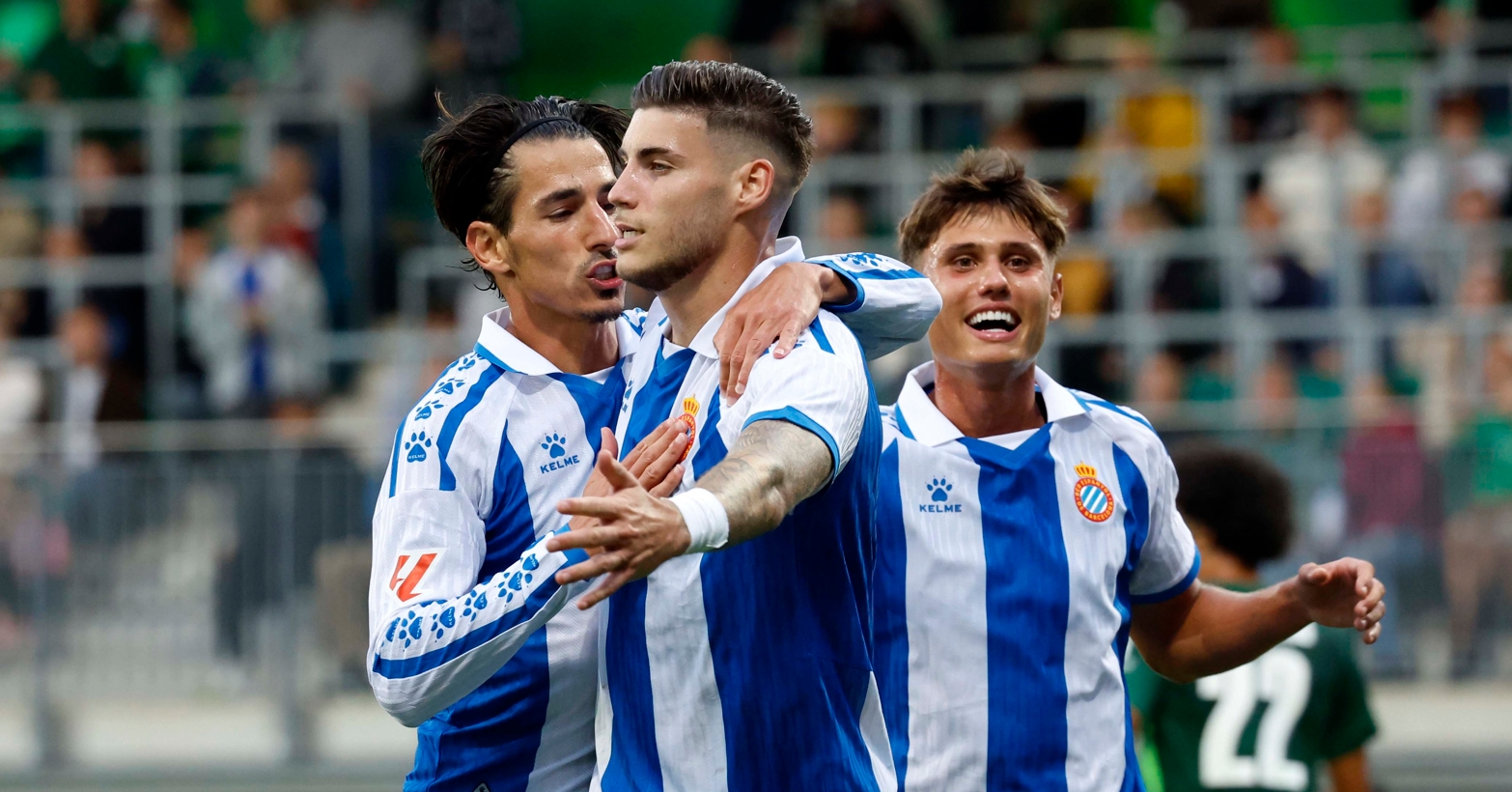 “Familia”: Roberto Fernández se rinde a la afición blanquiazul, ensalza a Manolo González y pone calma al buen momento del Espanyol; así responde a su test más personal 3 roberto celebracion wolfsburg espanyol