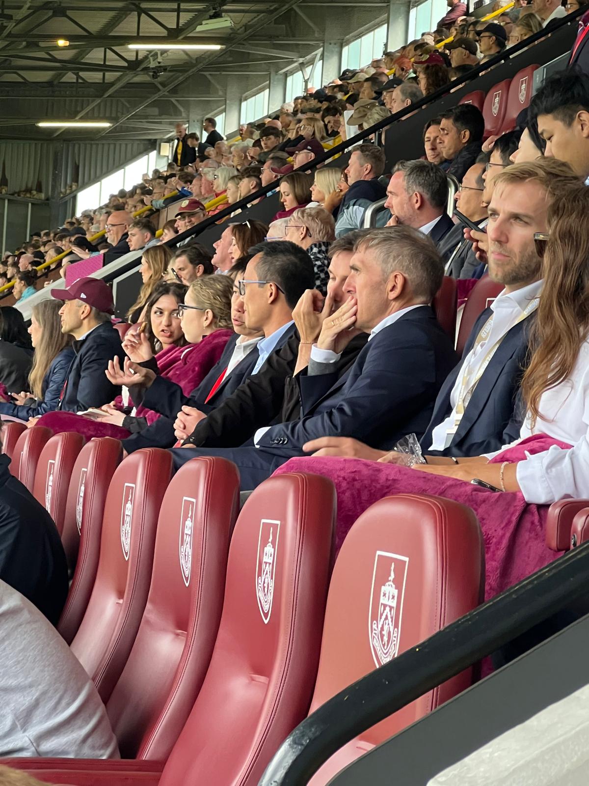 Hoy en 'La Grada Ràdio' | Atlético, Kumbulla, Velocity, Garagarza y lo que pasó en la reunión en Burnley: todos los frentes abiertos en la semana del estreno del Espanyol en LaLiga 4 mao ye garagarza pace en el palco del burnley