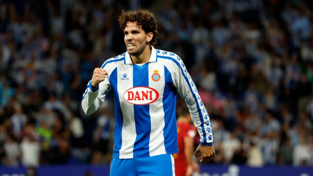 Leandro Cabrera celebrating in the RCD Espanyol home kit