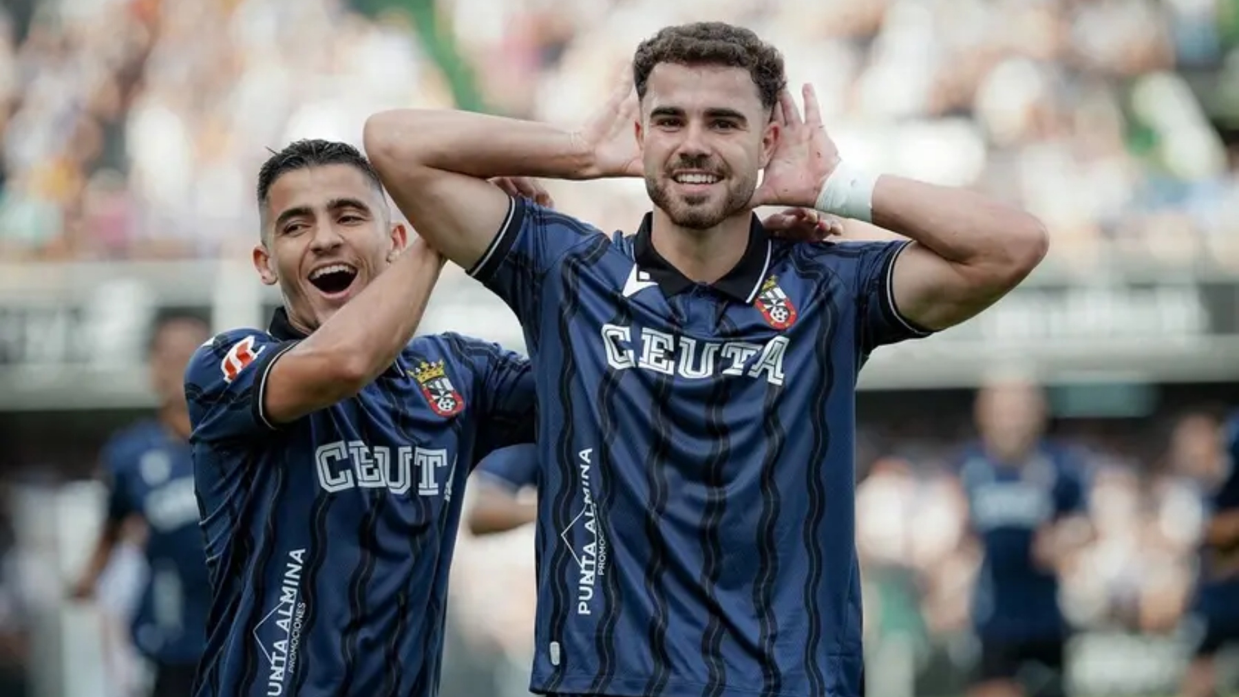 Marcos Fernandez celebrando un gol con la AD Ceuta