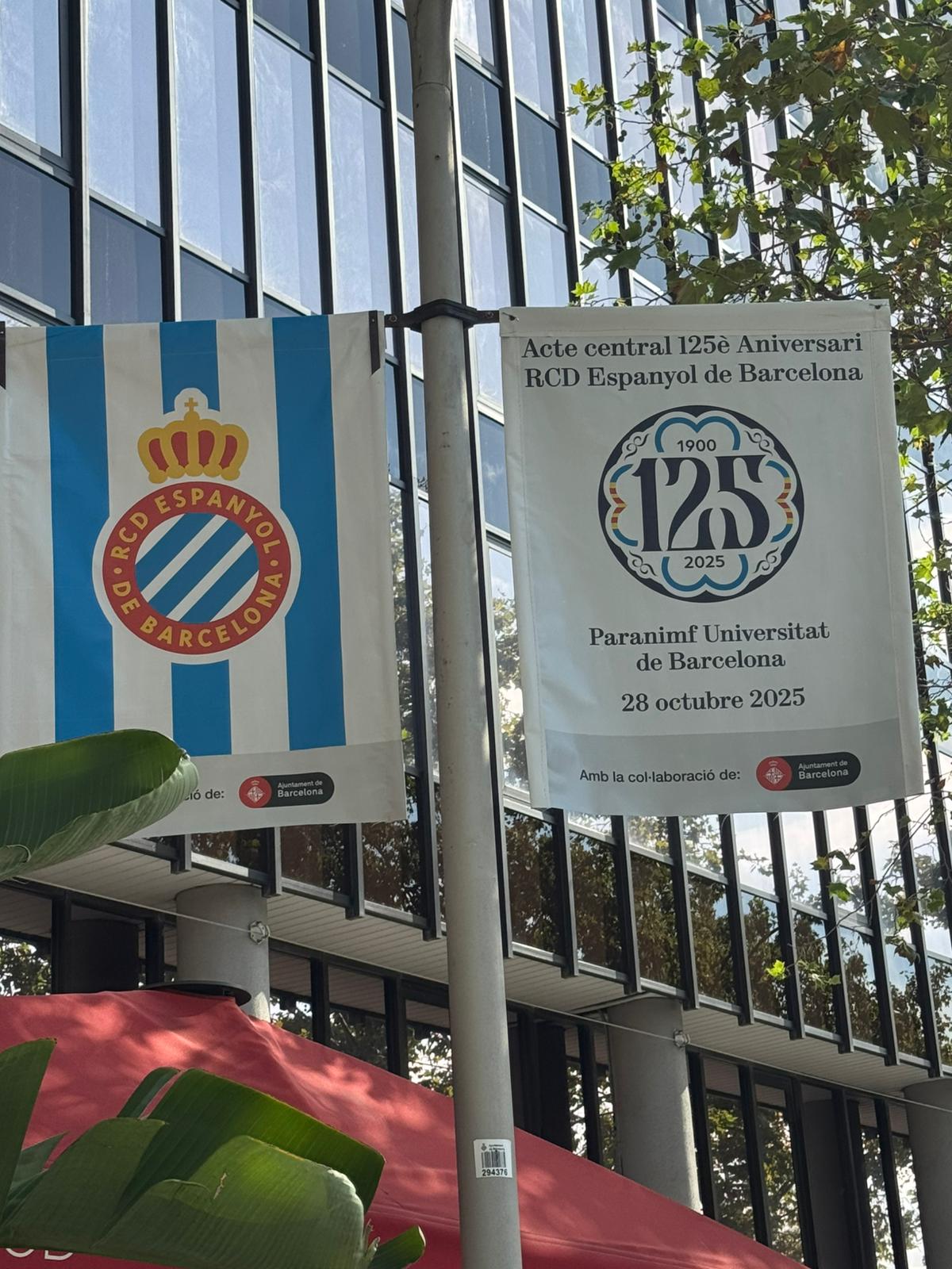 Barcelona ya luce pancartas del acto central del 125 del Espanyol: el 28 de octubre, cita en el Paraninfo de la UB, cuna de los fundadores 1 acto central 125 aniversario espanyol 2