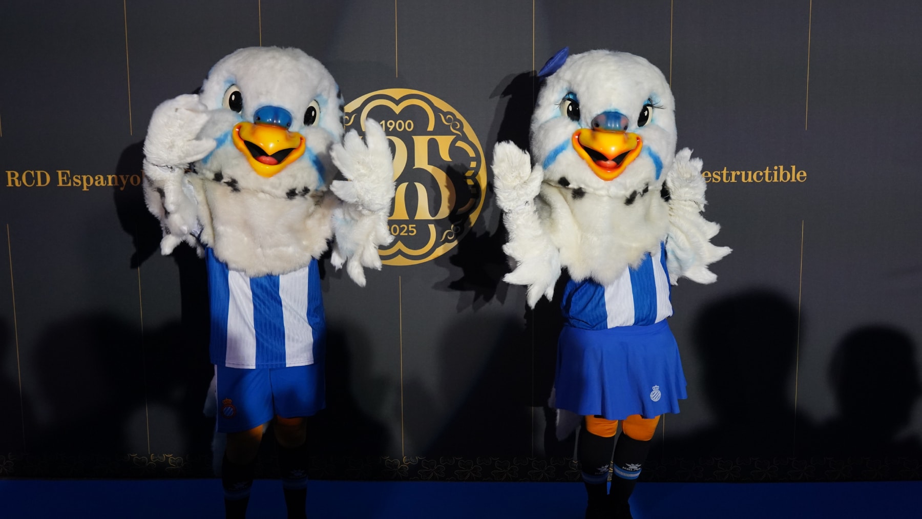 El Espanyol celebra sus 125 años con una gala en la UB: historia, orgullo y reivindicación; Pace promete "trabajo y pasión" mientras Illa ensalza el carácter perico 4 mascotas 125 aniversario