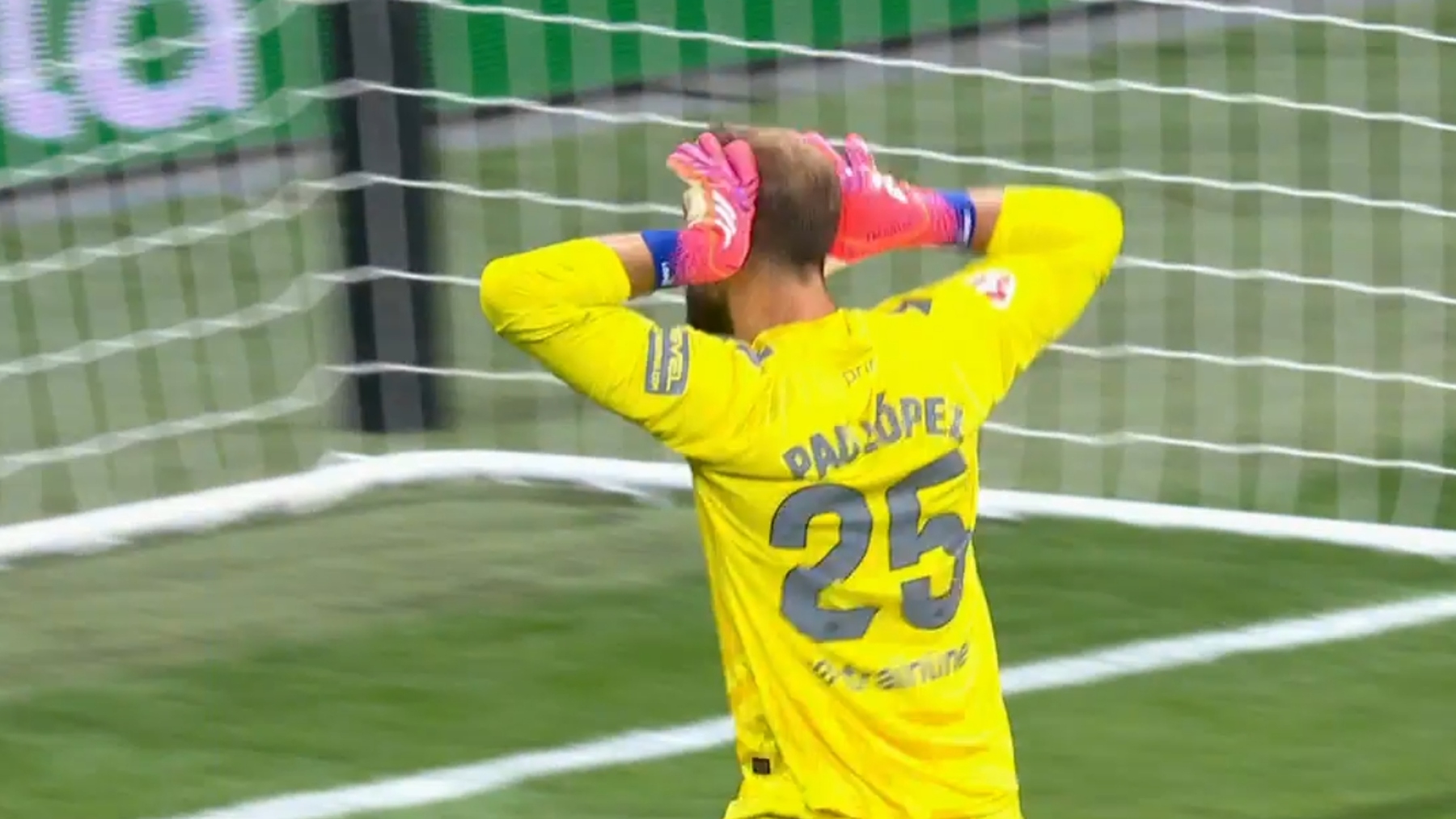 La visita del Betis al Espanyol deja tensión en la grada y en el verde del RCDE Stadium: el acta arbitral acusa al director deportivo verdiblanco Manu Fajardo de actitud "agresiva y amenazante" 1 pau lopez espanyol betis 1