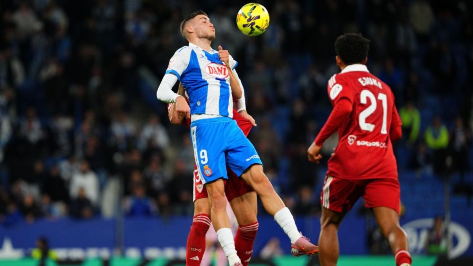 El '9' del Espanyol Roberto Fernández, que sueña con ir a la Selección, quiere más: “Quiero superar el nivel del año pasado” 2 roberto espanyol sevilla
