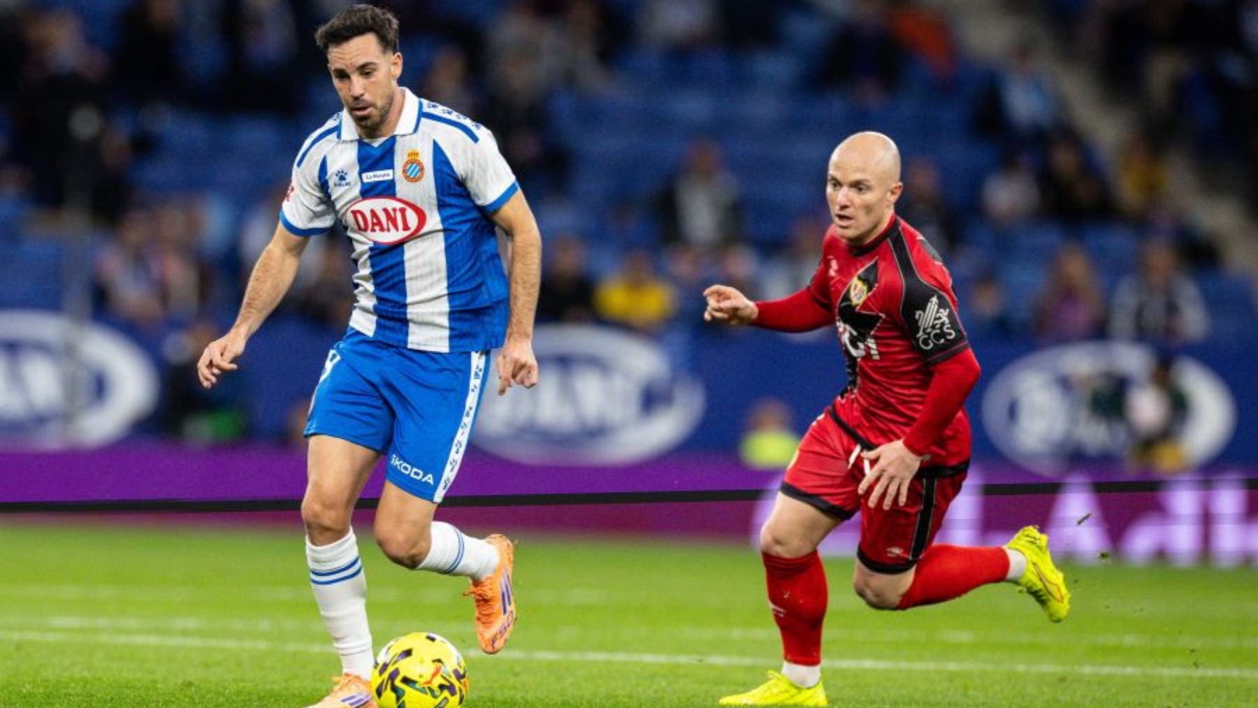 Edu Expósito le pide a la afición del Espanyol que el RCDE Stadium sea "una caldera" en el derbi ante el Barça 1 edu exposito espanyol rayo