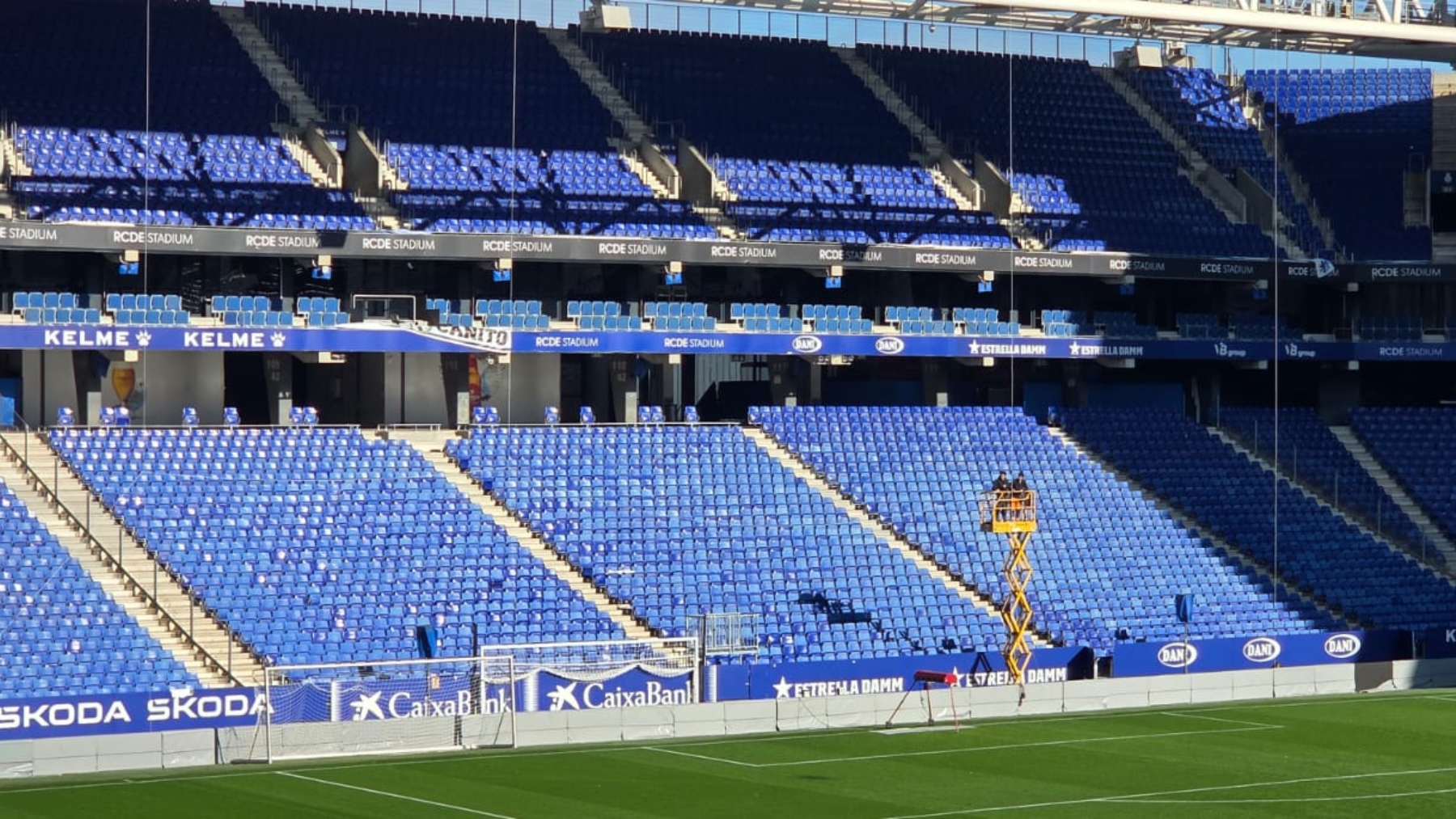 Joan vuelve para el Espanyol - Barça… y el RCDE Stadium se prepara para una noche de alta tensión: “Nos atropellan, nos cierran los bares y nos ponen redes”, el lamento de parte de la afición perica 3 red proteccion derbi