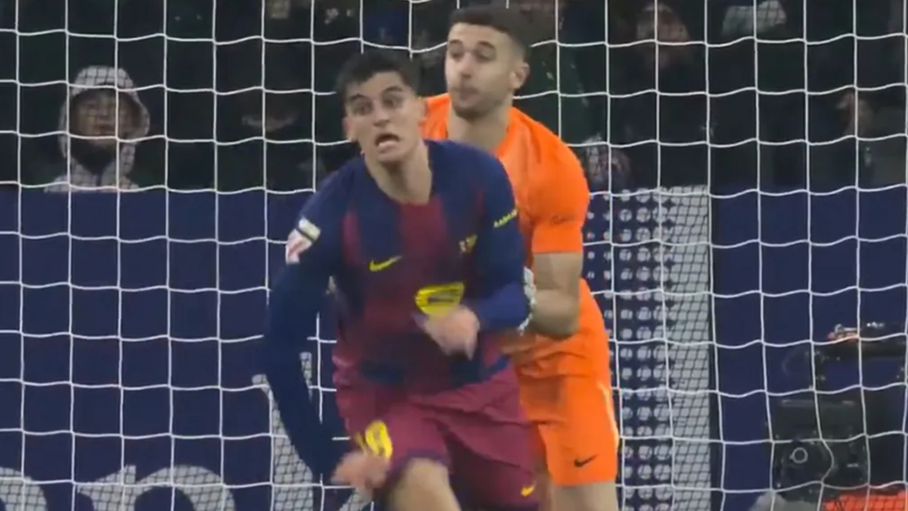 empujon joan garcia espanyol barca