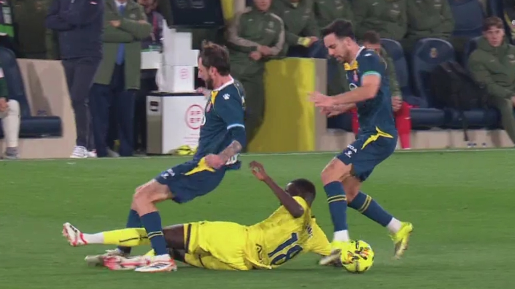 Parón y reflexión en el Espanyol: la defensa, en el centro del debate ahora... y de cara al mercado de verano; Rubén Sánchez llama a la puerta 3 falta gueye calero villarreal espanyol